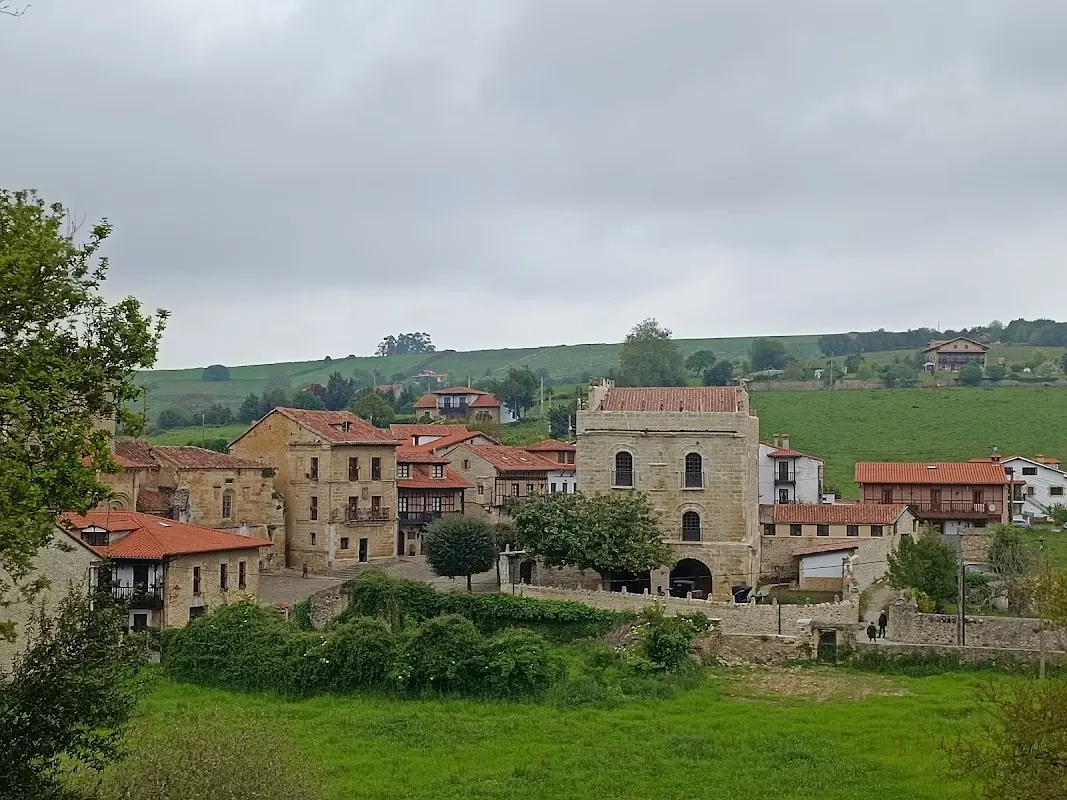 Parking Camper Park Santillana del Mar, Área Autocaravanas 24h en Santillana del Mar (Cantabria)
